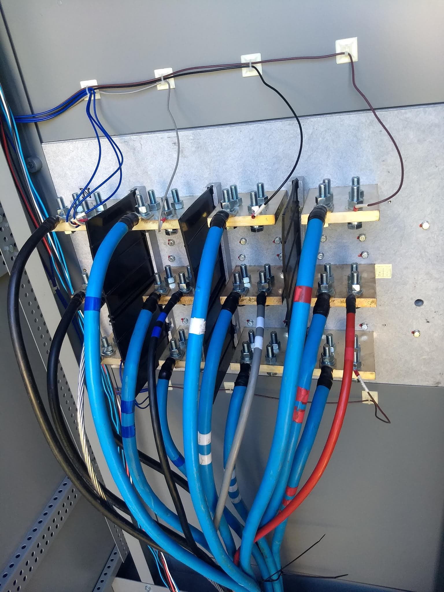 Barramentos e conexões de um quadro de distribuição elétrica