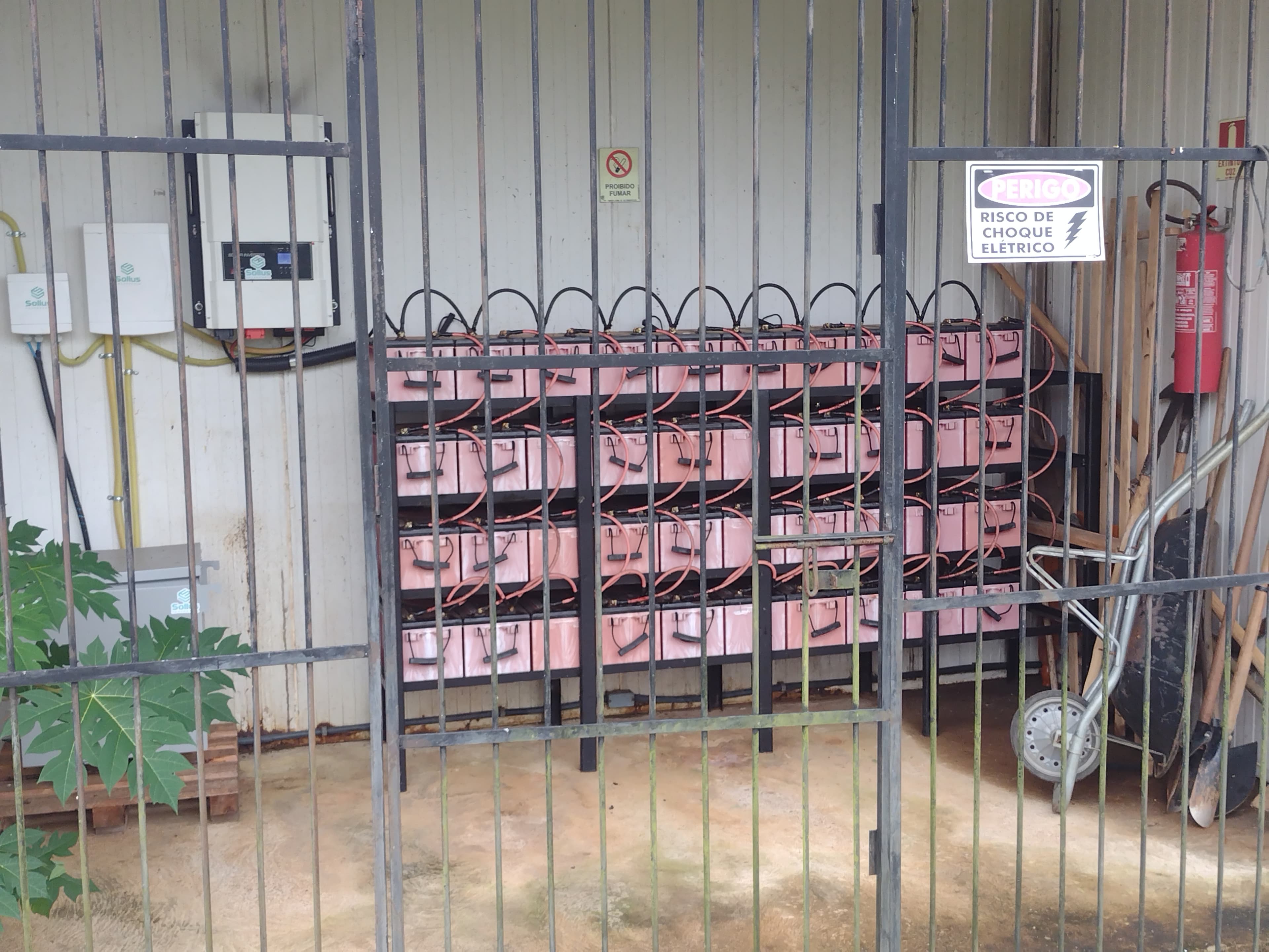 Sistema de armazenamento de energia com banco de baterias